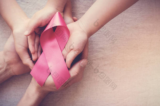 手握粉红丝带，乳腺癌意识，十月粉红概念