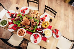 在感恩节的节日晚宴上, 配有美味的菜肴和葡萄酒的餐桌上的顶级视图