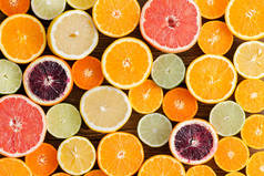 背景纹理和图案混合成熟健康多汁切柑橘类水果切成两半, 在一个丰富多彩的近框视图