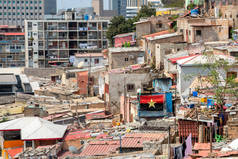 罗安达安哥拉城市景观, 贫民窟和首都安哥拉的高层建筑。罗安达在西非的昂贵的城市。贫困社区