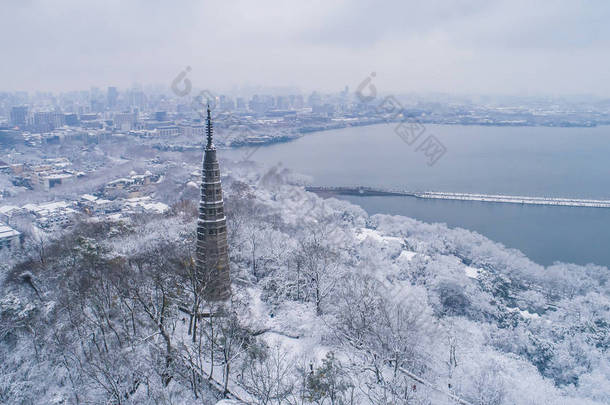 2018年1月26日, 中国东部浙江省杭州市西湖风景区降雪鸟图.