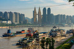 中国重庆-9月19日: 2 0 1 8年 9月 1 9日重庆朝天门码头附近的城市建筑和船只的长江景观
