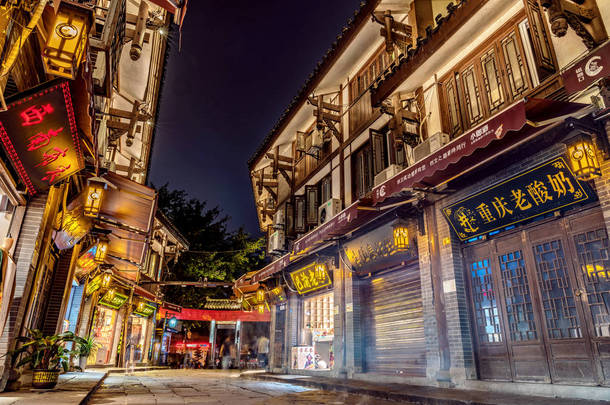 重庆，中国 - 9月20日：这是2018年9月20日在重庆慈岐口古镇中国传统建筑的夜景