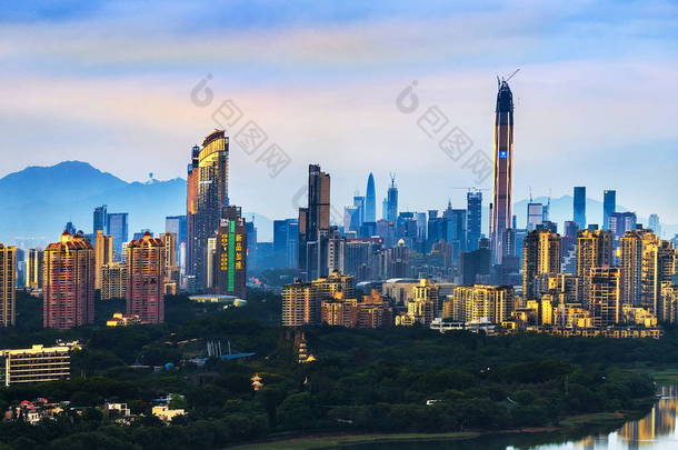 2015年6月28日, 中国南方广东省深圳市正在建设中的平安国际金融中心 (ifc) 大厦, 最高, 以及其他摩天大楼和高层建筑