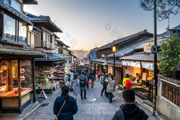 日本京都-2018年3月2日: 2018年3月2日, 日本京都, 在清水寺街道前散步和购物、美食、小吃和纪念品的人 (旅行者、旅行团、当地人、日本人).