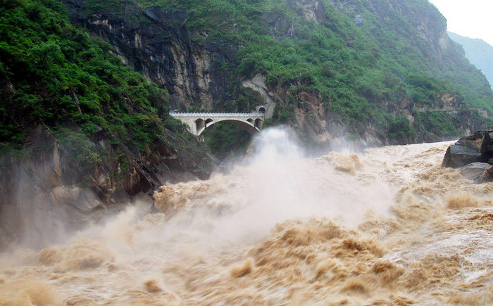 通过中国西南云南省虎跳峡虎头峡或虎草峡的