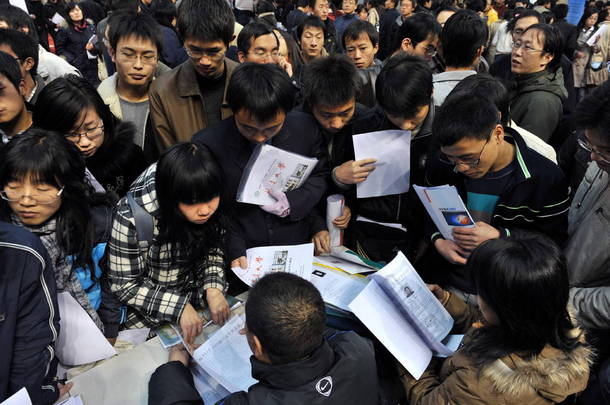 2008年12月2日，星期二，中国大学生和毕业生在中国西北部山西省太原市的招聘会上找工作