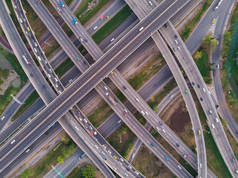鸟瞰城市交通交汇路与汽车交通