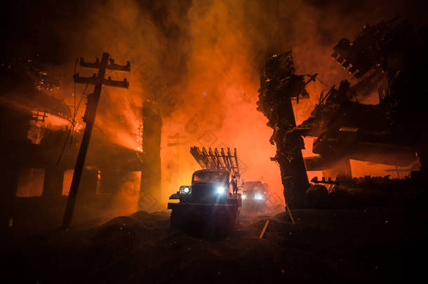 带火云的火箭发射。带有弹头的火箭导弹的战斗场景，目标是夜晚的高楼大厦天空。战争背景下的苏联火箭发射器。创意构成.