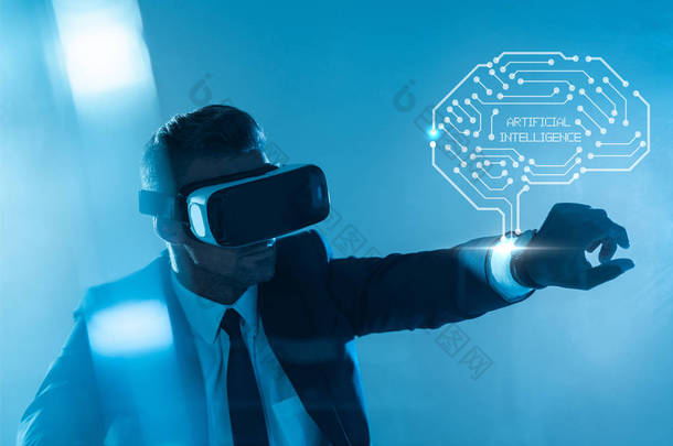 商人在虚拟现实耳机与大脑隔离蓝色, 人工智能的概念