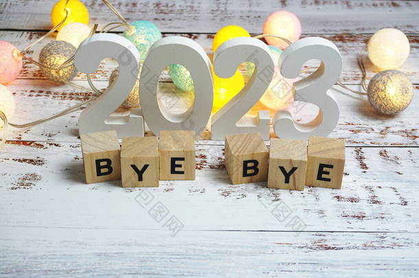 再见<strong>2023</strong>字母表字母，带有木制背景的空格副本
