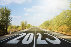 用新的远见和新的想法开始新的一年。沥青路2023号