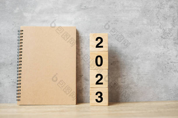 2023年新年快乐，有空白笔记本<strong>和</strong>木制号码。倒计时、决<strong>心</strong>、目标、计划、行动及<strong>使命</strong>概念