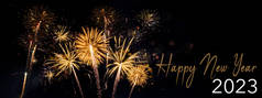 HAPPY New Year 2023 -庆祝除夕，Silvester 2023假日背景全景贺卡-黄昏时分的金蛋烟火烟火烟火