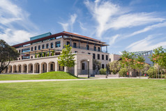 帕洛阿尔托，加利福尼亚州/美国-大约在 2011 年 6 月 ︰ 建筑物、 街巷和喷泉在加州帕洛阿尔托的斯坦福大学校园