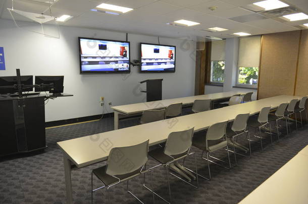 研讨会的房间会议大厅和席位会见空白电视屏幕在大学的商科学生