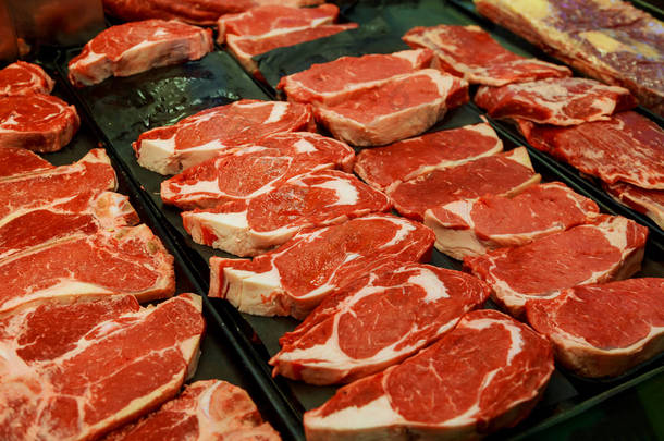 原料新鲜的肉、 牛肉或猪肉在超市牛排成分