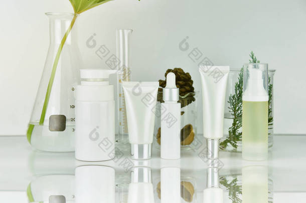 化妆品和护肤瓶, 绿色草本叶, 空白标签包装为品牌模拟, 自然有机美容产品的研究和发展理念.