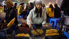 越南食品摊贩在室外夜市