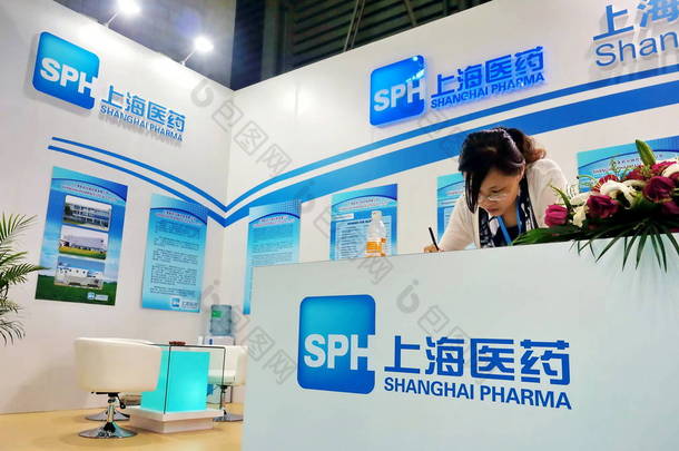 2012年6月26日，在中国上海举办的一个展览会上，一名员工出现在上海制药（Sph）的展台上。