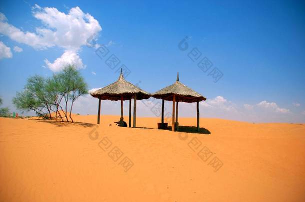 中国西北部宁夏回族自治区中卫市沙坡头国家级自然保护区腾格尔沙漠景观，2012年6月9日.