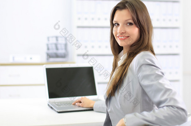 商务女人显示空白笔记本电脑