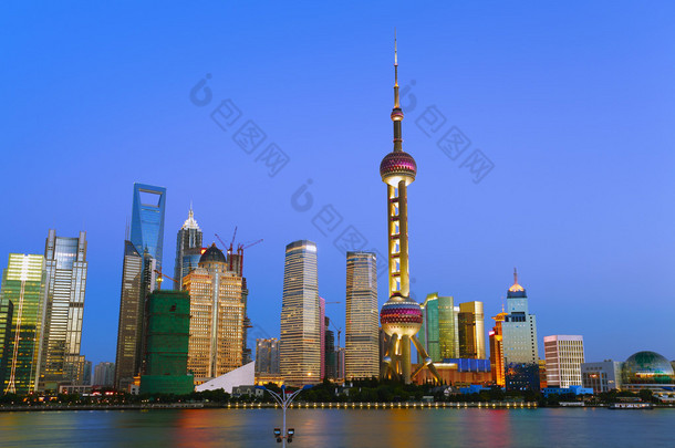 上海陆家嘴金融与贸易区在新地标天际线