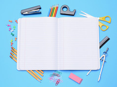 打开笔记本与学校用品
