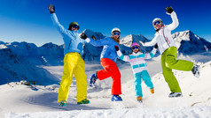 滑雪、 雪和冬天的乐趣-快乐家庭滑雪队