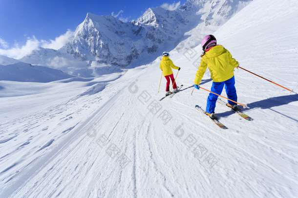 <strong>滑雪</strong>，<strong>滑雪</strong>者在儿童<strong>滑雪</strong>，<strong>滑雪</strong>磨合上的<strong>滑雪</strong>课