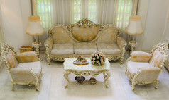 客厅与豪华的和经典的复古风格家具的上角