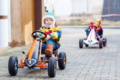 两个小孩子玩的玩具赛车的男孩