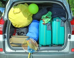 手提箱和家庭车的行李