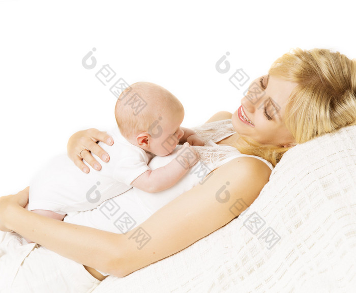 婴儿睡在床上刚出生的孩子睡在帽子里新出生