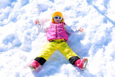 高山滑雪度假村享受寒假的小女孩
