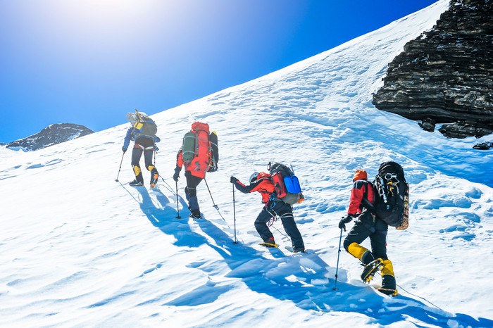 登山者到达山顶