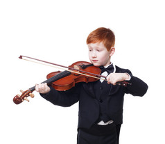 可爱的红发男儿童男孩拉小提琴在白色背景孤立