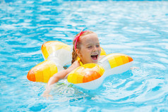 快乐的孩子在游泳池里玩耍。暑假的概念.