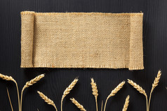 小麦和布在木头上的耳朵