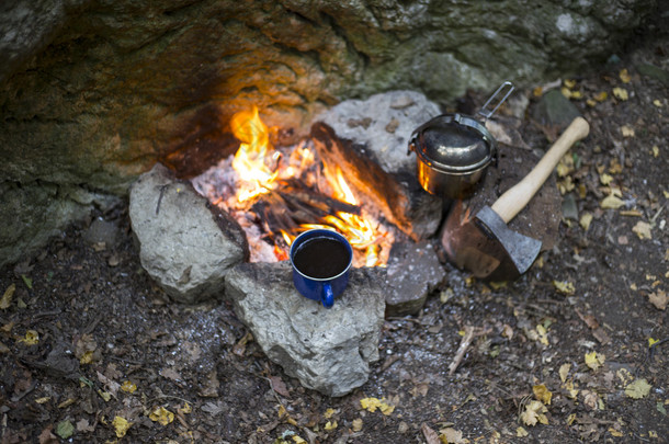煮早餐。在<strong>暑期</strong>夏令营篝火烹饪早餐.