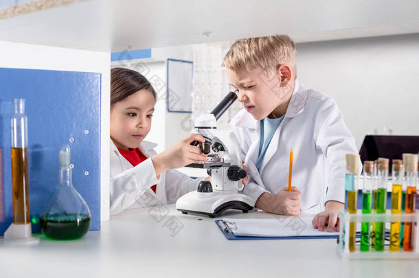 孩子们用显微镜