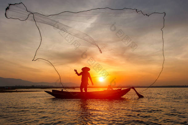 在日出的时候，缅甸抛网捕<strong>鱼</strong>茵莱湖的传统渔民的<strong>剪影</strong>