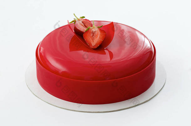 白色背景上的红色慕斯蛋糕