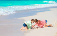 可爱的小孩子一起在海滩上玩