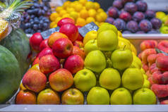 苹果和其他水果在西班牙市场出售