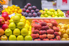 在西班牙市场的扁平桃子、苹果和其他水果