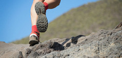 运动员步道上岩石地形在山中运行