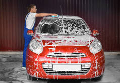 男子洗车用海绵清洗汽车