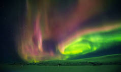 美丽的北极光在冰岛, 在初冬时期拍摄