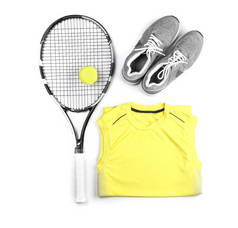 白色背景的网球拍, 球, 衣服和鞋子